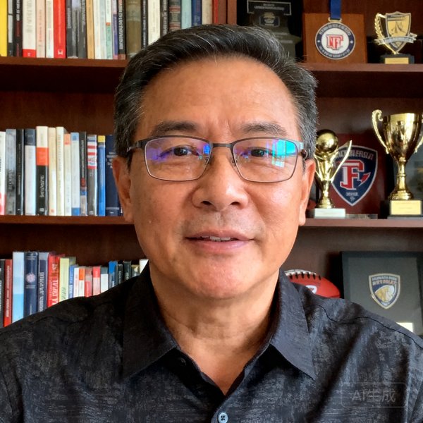 华体会体育创始人李明辉的头像照片，一位四十岁左右戴眼镜的男性，穿着深色衬衫，背景为书架和体育纪念品